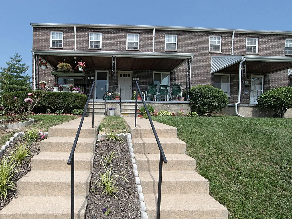 Foxridge Townhomes — Photo 1