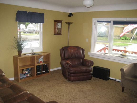 3rd image of 906 N Dean St