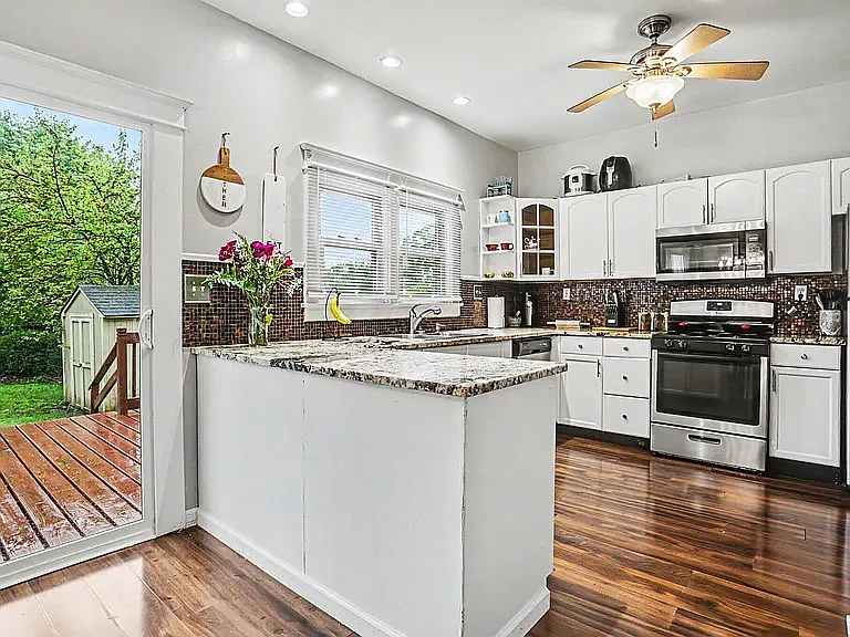 207 E Blake Ave — Photo 14