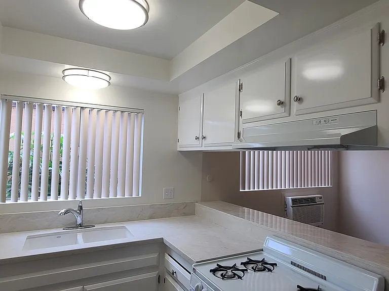The Enrique Apartments — Photo 5