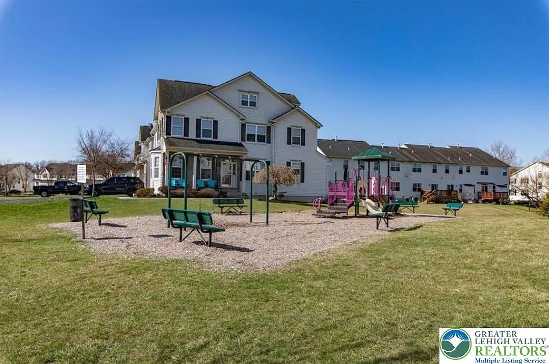 3 bed, 2.5 bath, 2270 sqft, $2,600 — Photo 2