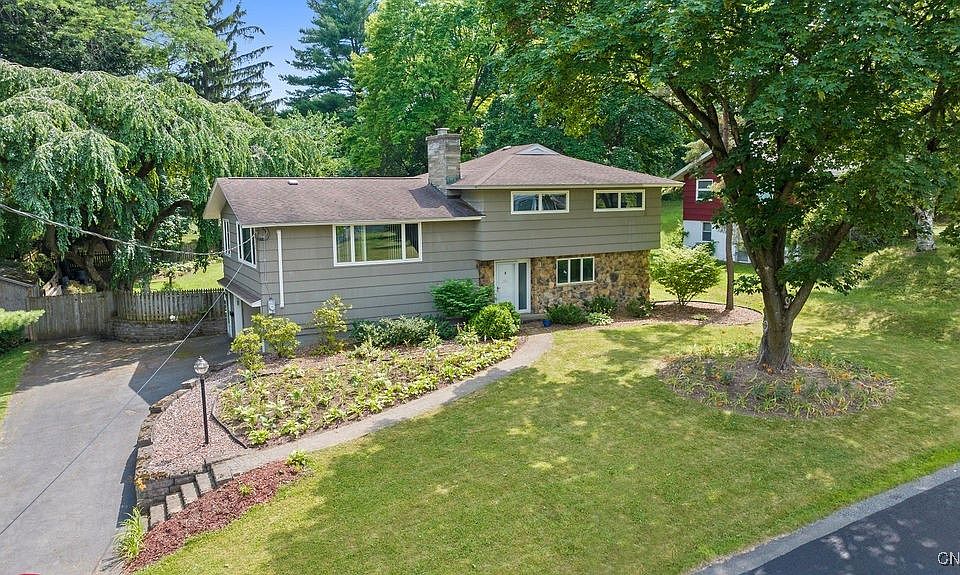 1st image of 209 Windsor Dr