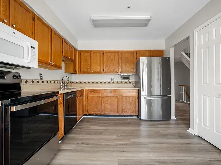 7800 Greenbrook Dr — Photo 5