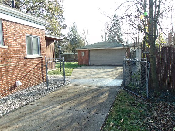 4th image of 27677 Doreen Ave