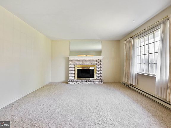 4th image of 10910 Larch Ave