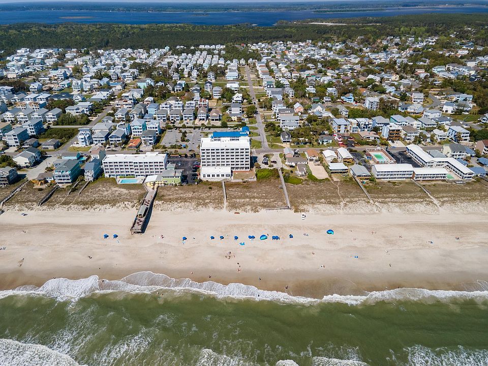 4 block walk to public beach access at Tennessee Street and Lake Park Blvd.