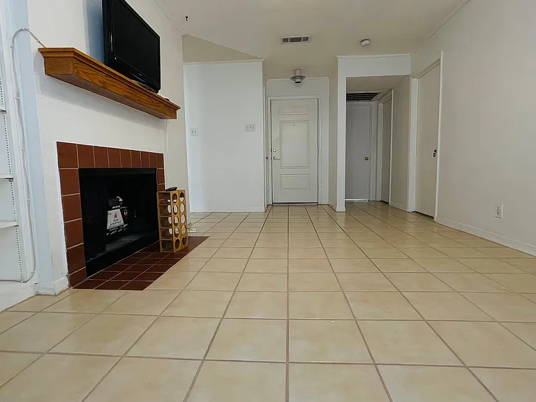 1510 W North Loop Blvd #822 — Photo 4