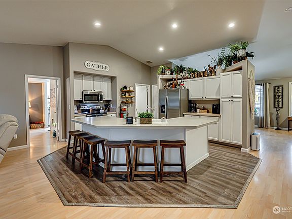 3rd image of 1911 Whitetail Lane