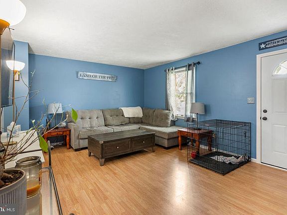 3rd image of 228 Georgetown Cir