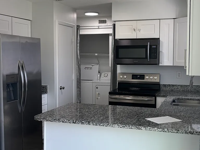 1618 Adams Cir S — Photo 4