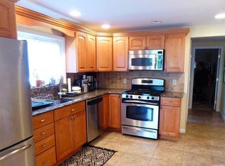 752 Turf Rd, Valley Stream, NY 11581