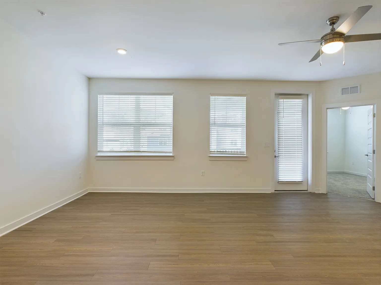 1 bed, 833 sqft, $1,419 — Photo 2