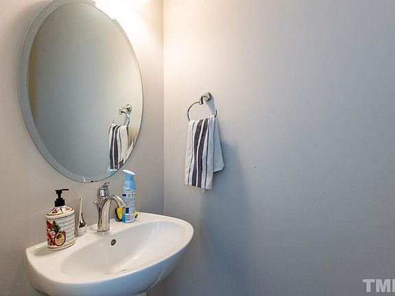 5th image of 510 Aronia Dr