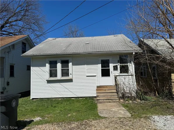 377 Lakeside Ct, Akron, OH 44301