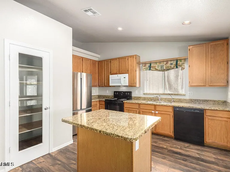 1924 E Sharon Dr — Photo 17