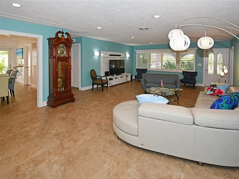 7020 Mango Ave S — Photo 9