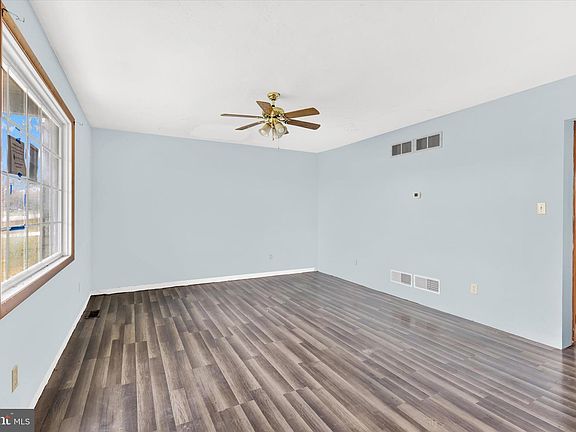 3rd image of 28 Larch Dr