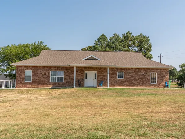 4 W Hillcrest Way, Okemah, OK 74859