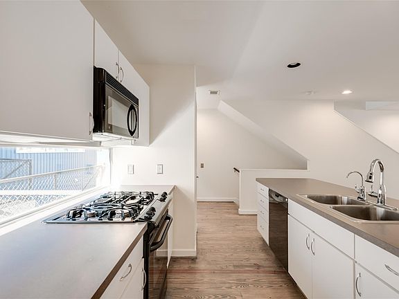 5th image of 807 Robin St