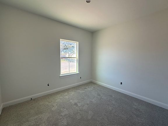 4th image of 3145 Maplewood Dr