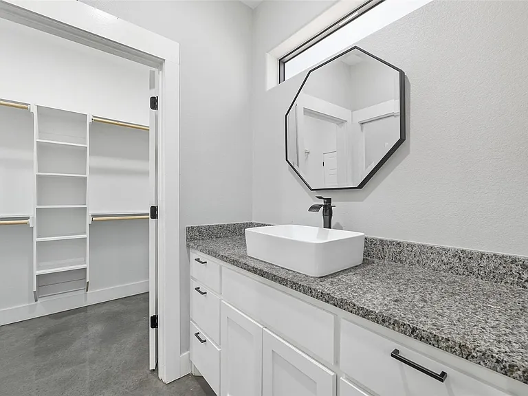 610 E Texas St — Photo 14