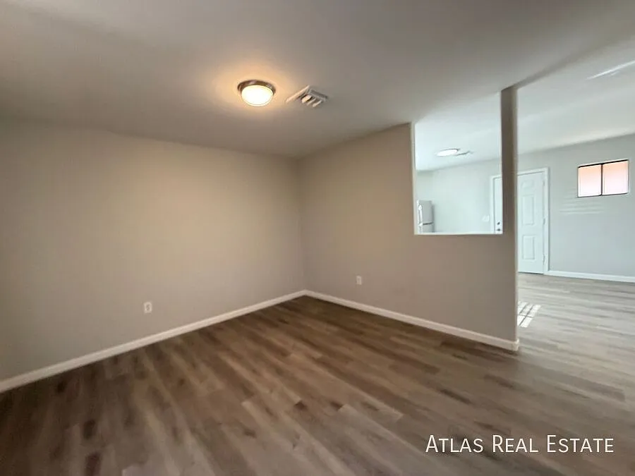 Renovated 3 bedroom with yard for rent in Tucson — Photo 4