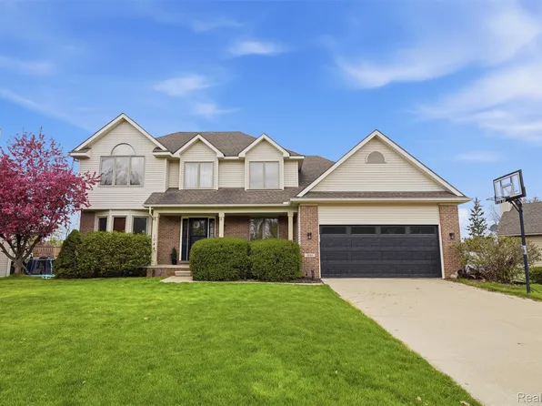 1044 Lincoln Dr, Brighton, MI 48116