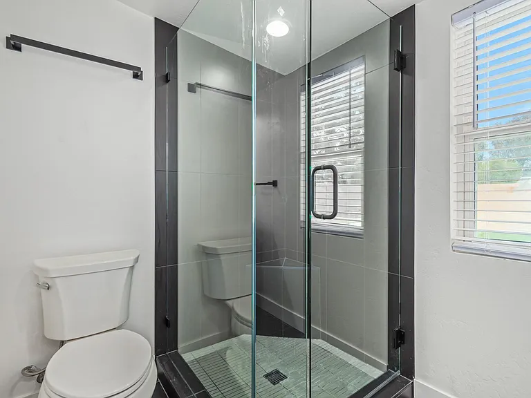 1019 S Una Ave — Photo 11
