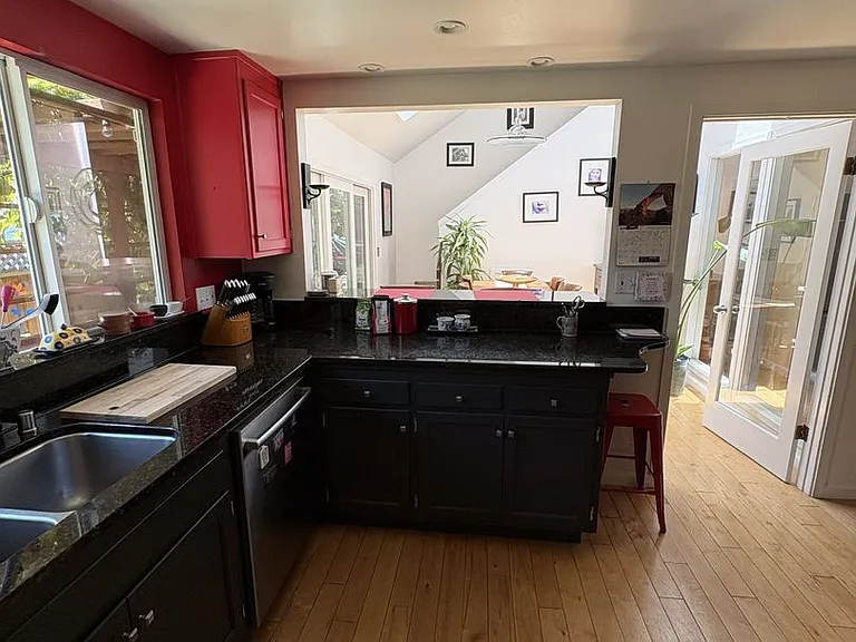 689 Cherry Ln — Photo 10
