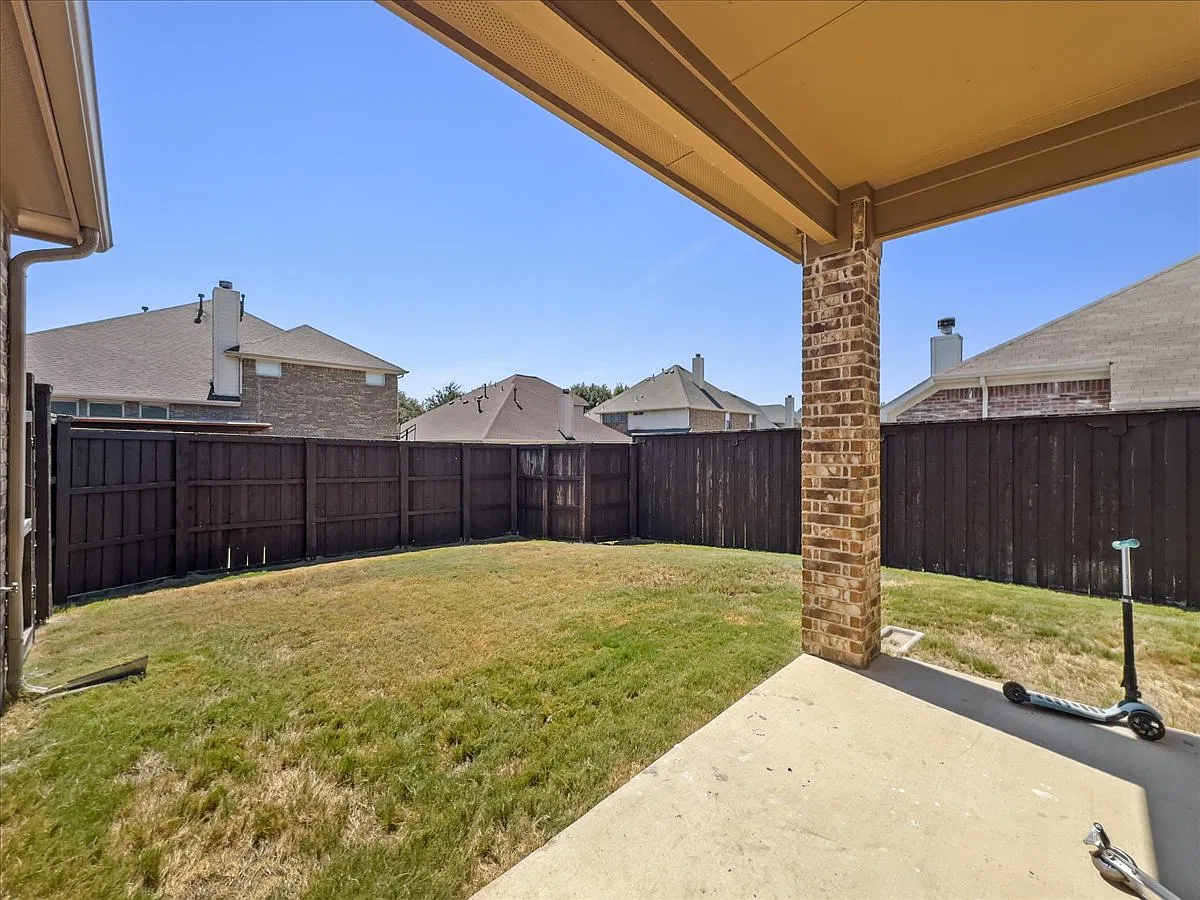 5 bed, 3357 sqft, $3,300 — Photo 2