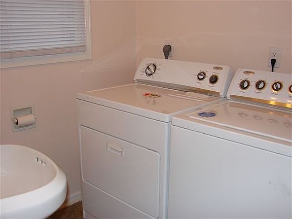 2003 Romence Washer-Dryer bathroom