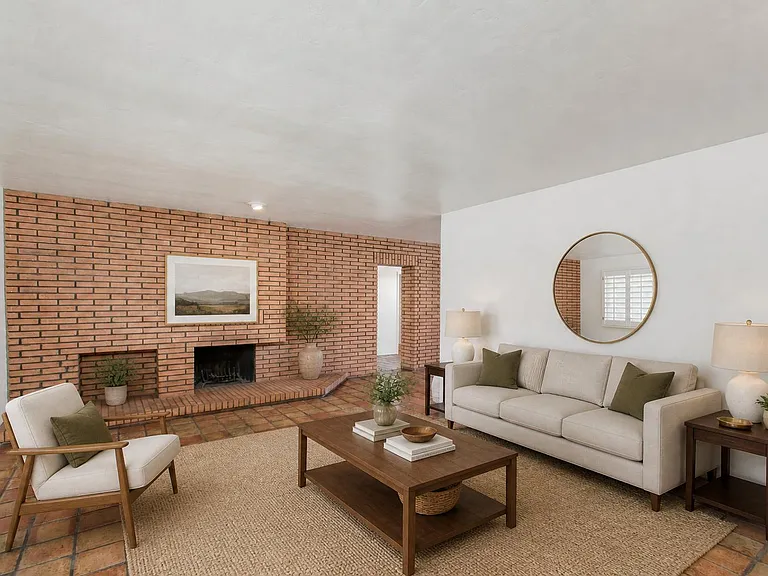 2917 E Mariposa St — Photo 2