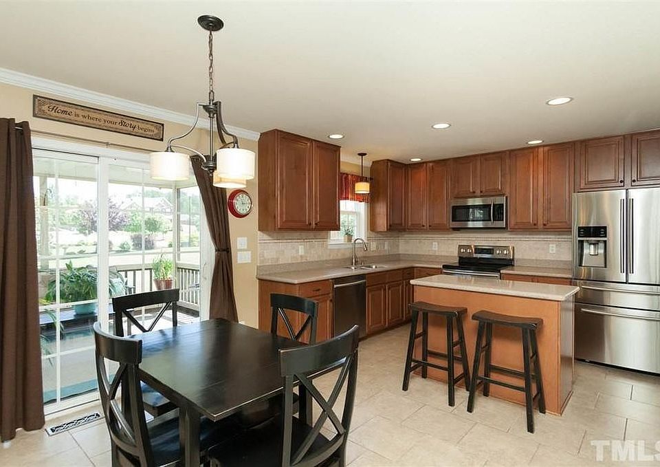 Kitchen and breakfast