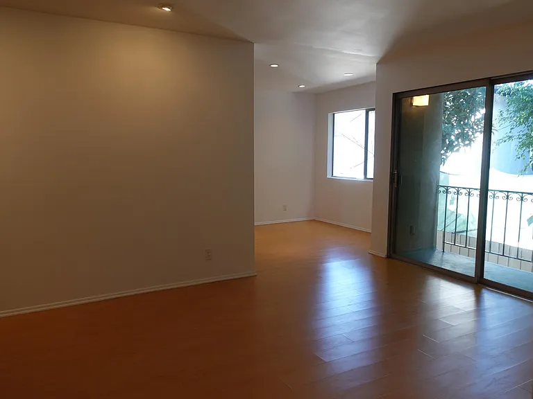 546 N Flores St #6 — Photo 27