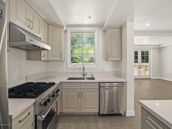 5th image of 388 S Oakland Ave #105
