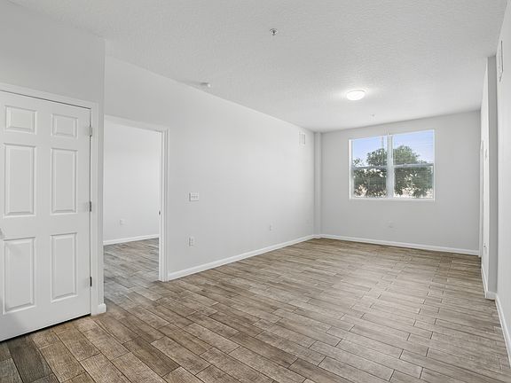 4th image of 800 Isaacville Dr #206