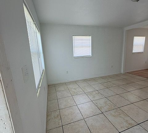 4th image of 936 Lakeview Dr