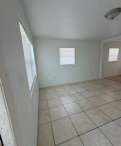 936 Lakeview Dr — Photo 4