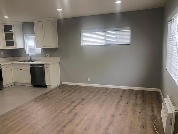 5th image of 4432 Lockwood Ave