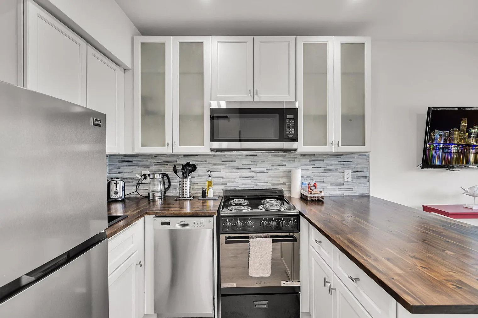 1 bed, 1.0 bath, $2,042 — Photo 4
