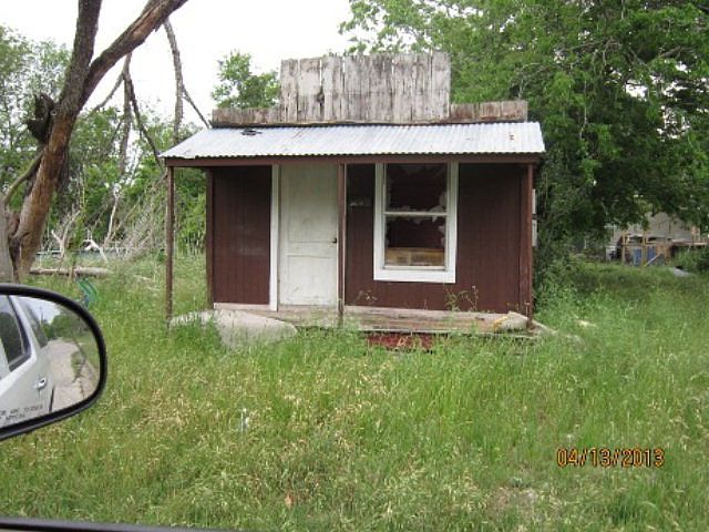 2nd image of 402 E Goliad St