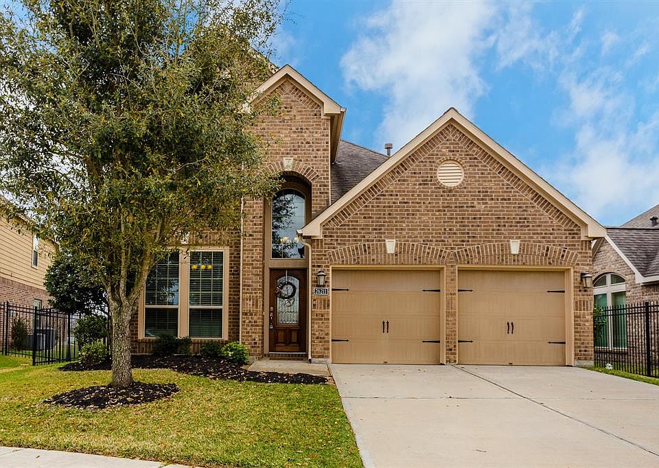 CAN'T MAKE IT OUT TO VIEW THIS HOME? CALL US AND WE WILL BE HAPPY TO PROVIDE YOU A PRIVATE TOUR VIA FACETIME/SKYPE! Fabulous 4/2.5/2 home situated on a water front lot on a quite cul-de-sac street in Canyon Village in the Westheimer Lakes subdivision