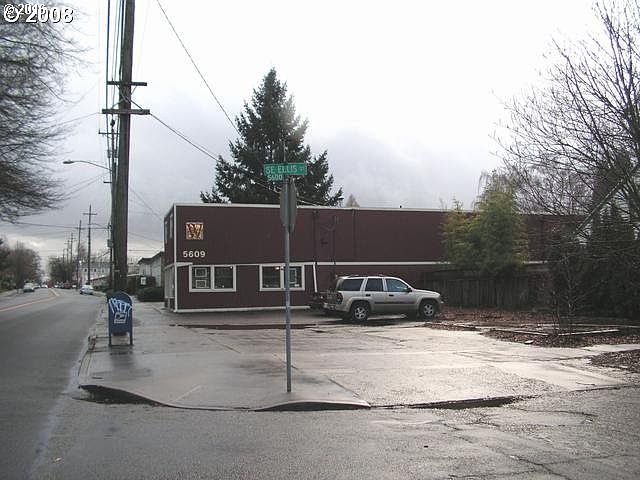1st image of 5603 SE Milwaukie Ave