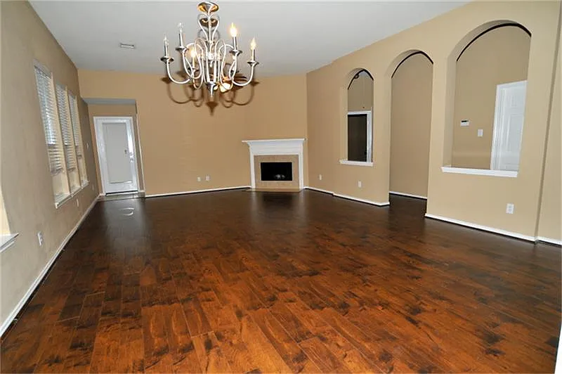 4 bed, 2.0 bath, 1934 sqft, $2,450 — Photo 3