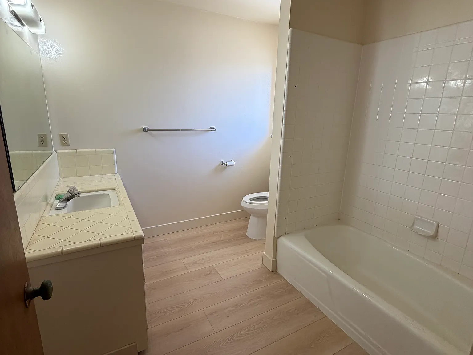 2 bed, 900 sqft, $2,000 — Photo 3