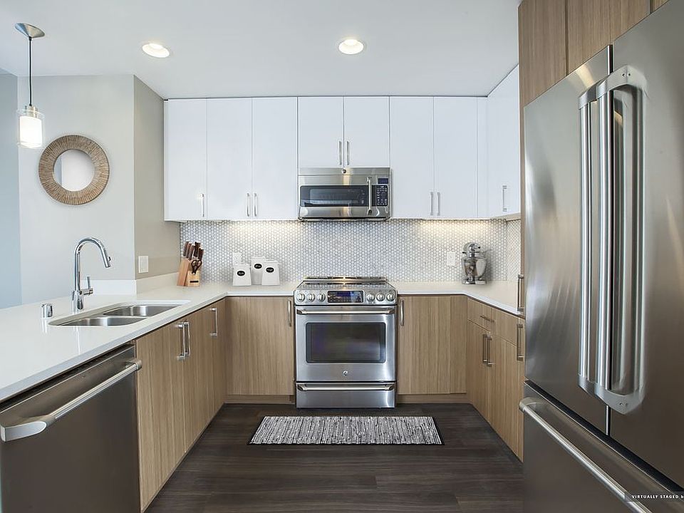 Signature Collection Kitchen with Quartz Stone Countertops