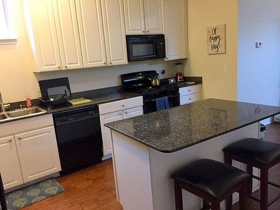 3rd image of 820 E 38th Pl Unit 04