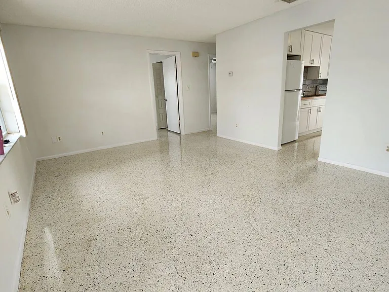 2506 Seneca Ave — Photo 3