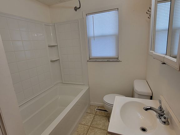 4th image of 400 Pickrelltown St #A