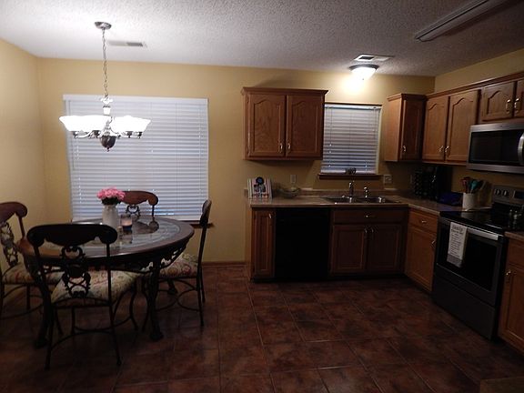 3rd image of 612 White Oak Dr